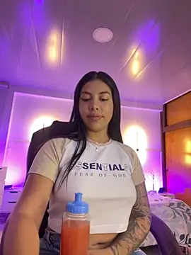 Snapshot of kloe28 chatting on October 8, 2025, 3:52 am kloe28 online show from October 8, 2025, 3:52 am