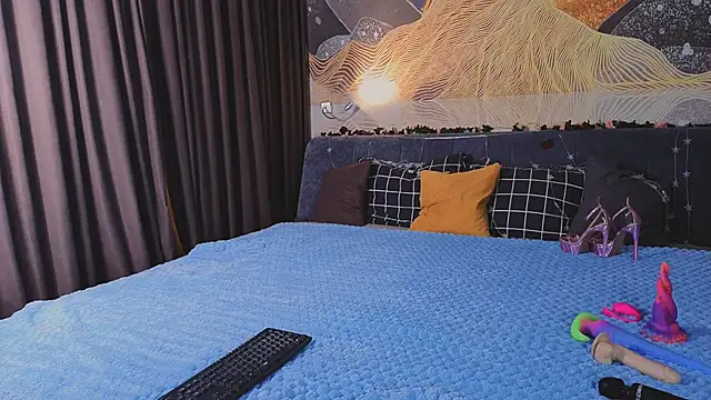 MilaYumi online show from April 3, 2026, 9:49 am