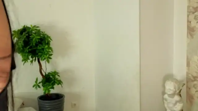 Snapshot of MilaYumi chatting on November 28, 2025, 7:41 am MilaYumi online show from November 28, 2025, 7:41 am