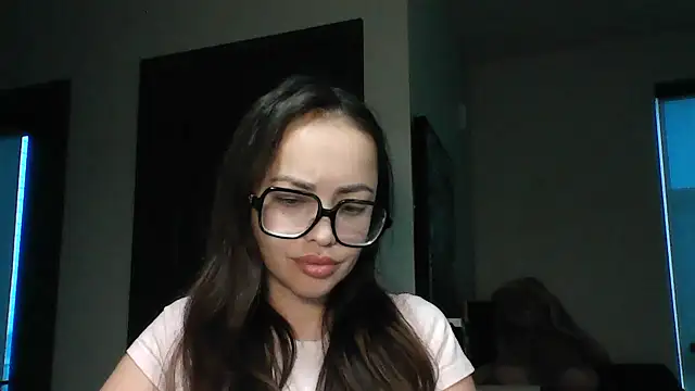 Snapshot of Elyrisse chatting on October 25, 2025, 11:49 pm Elyrisse online show from October 25, 2025, 11:49 pm