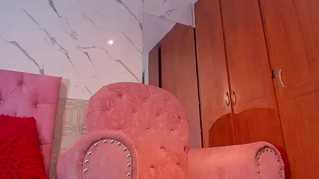 Snapshot of violett__rousee chatting on November 25, 2025, 2:39 pm violett rousee online show from November 25, 2025, 2:39 pm