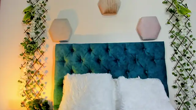 Snapshot of violett__rousee chatting on October 21, 2025, 2:05 pm violett rousee online show from October 21, 2025, 2:05 pm