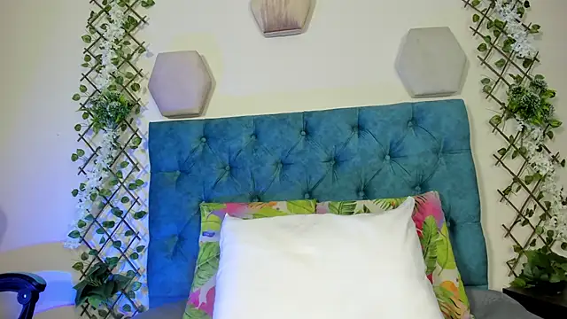 Snapshot of violett__rousee chatting on October 6, 2025, 2:40 pm violett rousee online show from October 6, 2025, 2:40 pm