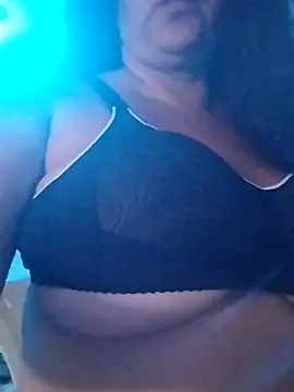 MEYBELLATINA online show from April 23, 2026, 9:38 pm