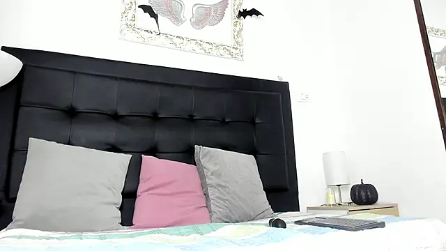 Nyra 18 online show from October 25, 2025, 8:31 pm