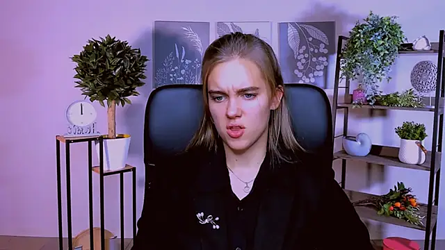 Snapshot of JuneWoods chatting on October 17, 2025, 12:18 pm JuneWoods online show from October 17, 2025, 12:18 pm