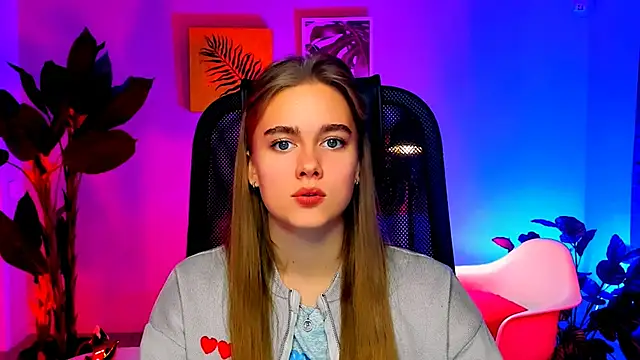 Snapshot of JuneWoods chatting on November 13, 2025, 7:45 am JuneWoods online show from November 13, 2025, 7:45 am