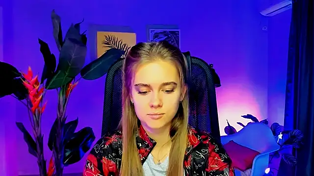 Snapshot of JuneWoods chatting on November 19, 2025, 6:24 am JuneWoods online show from November 19, 2025, 6:24 am