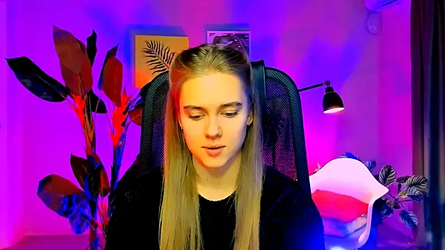 Snapshot of JuneWoods chatting on December 1, 2025, 6:25 am JuneWoods online show from December 1, 2025, 6:25 am