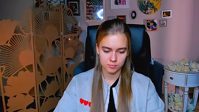 Snapshot of JuneWoods chatting on October 16, 2025, 6:32 am JuneWoods online show from October 16, 2025, 6:32 am