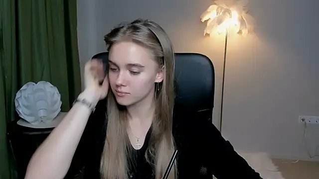 Snapshot of JuneWoods chatting on October 3, 2025, 11:45 am JuneWoods online show from October 3, 2025, 11:45 am