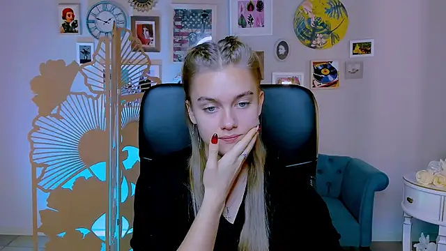 Snapshot of JuneWoods chatting on October 2, 2025, 7:01 am JuneWoods online show from October 2, 2025, 7:01 am