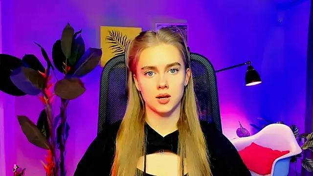 Snapshot of JuneWoods chatting on November 20, 2025, 9:21 am JuneWoods online show from November 20, 2025, 9:21 am