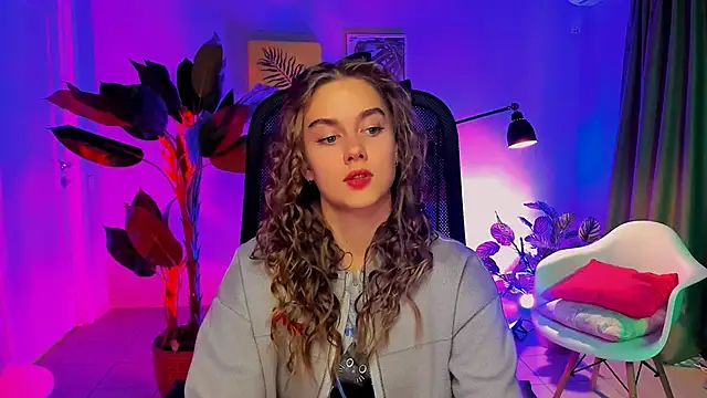 Snapshot of JuneWoods chatting on November 22, 2025, 10:25 am JuneWoods online show from November 22, 2025, 10:25 am