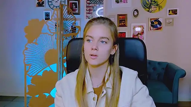 Snapshot of JuneWoods chatting on October 6, 2025, 6:36 am JuneWoods online show from October 6, 2025, 6:36 am