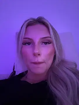 blondeeee online show from June 24, 2026, 3:43 pm