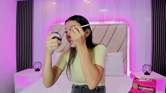 celestebellmont online show from November 25, 2025, 12:16 pm