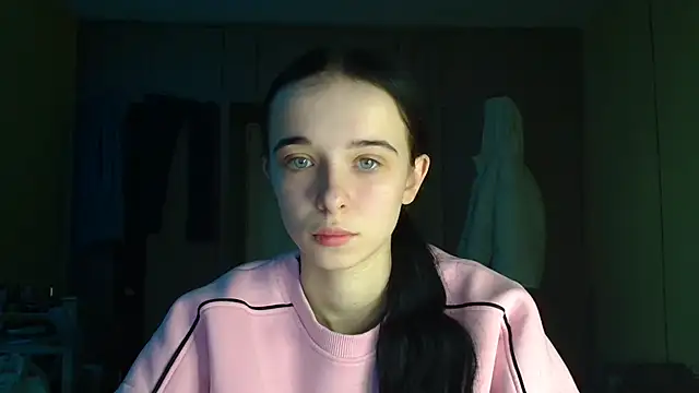 Snapshot of Emilia_Light chatting on December 19, 2025, 7:00 am Emilia Light online show from December 19, 2025, 7:00 am