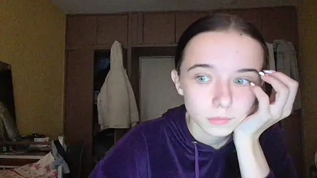 Snapshot of Emilia_Light chatting on October 28, 2025, 12:04 pm Emilia Light online show from October 28, 2025, 12:04 pm