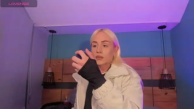 alexawinterrr online show from October 18, 2025, 8:44 pm