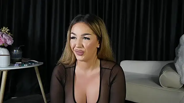 xJuliaax online show from September 26, 2025, 7:43 pm