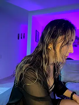 Mariana gom online show from November 12, 2025, 3:32 am