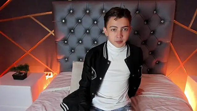 Lian Miller1  online show from October 3, 2025, 12:28 pm