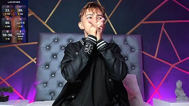 Lian Miller1  online show from November 13, 2025, 12:31 pm