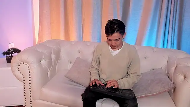 Lian Miller1  online show from October 4, 2025, 12:28 pm