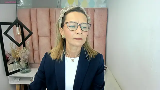Issa Milf   online show from May 28, 2026, 1:06 pm