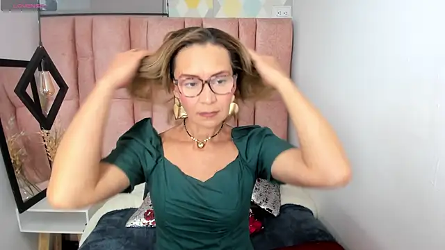 Issa Milf   online show from May 12, 2026, 1:17 pm