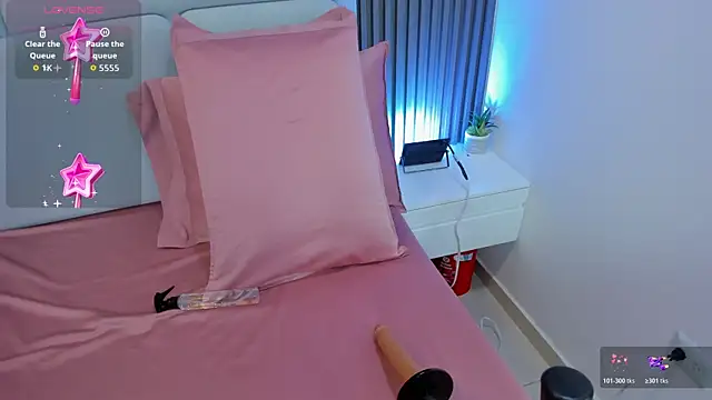 liz  cute online show from November 12, 2025, 11:36 am