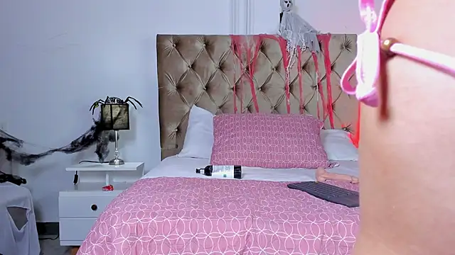 Snapshot of charlotte__queen chatting on October 28, 2025, 12:37 pm charlotte queen online show from October 28, 2025, 12:37 pm