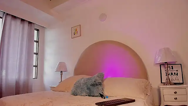 Snapshot of charlotte__queen chatting on November 20, 2025, 1:23 pm charlotte queen online show from November 20, 2025, 1:23 pm