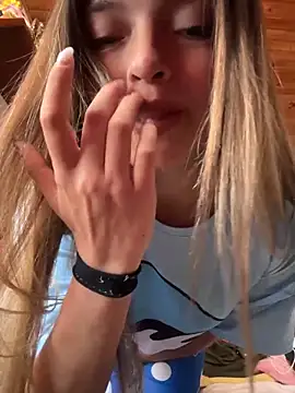 Snapshot of Miia_Millerr chatting on December 18, 2025, 2:21 pm Miia Millerr online show from December 18, 2025, 2:21 pm