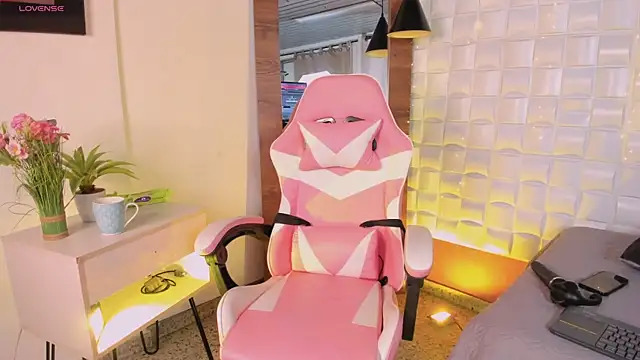 Snapshot of Scarlett_Kiiss chatting on February 4, 2026, 12:00 pm Scarlett Kiiss online show from February 4, 2026, 12:00 pm