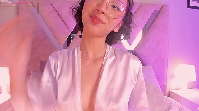 lyalee online show from December 19, 2025, 8:44 pm