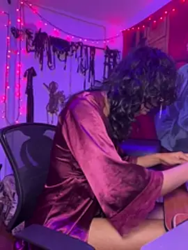 Snapshot of MadamLeRouge chatting on March 28, 2026, 3:24 pm MadamLeRouge online show from March 28, 2026, 3:24 pm