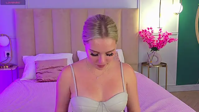 EllyLinn online show from November 14, 2025, 5:05 pm