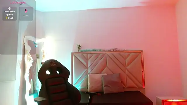 Ixchel tay online show from November 14, 2025, 3:43 am