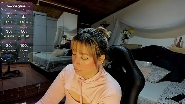 sophialyh 1 online show from November 26, 2025, 12:27 pm