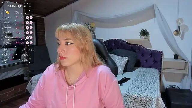 sophialyh 1 online show from September 30, 2025, 1:06 pm