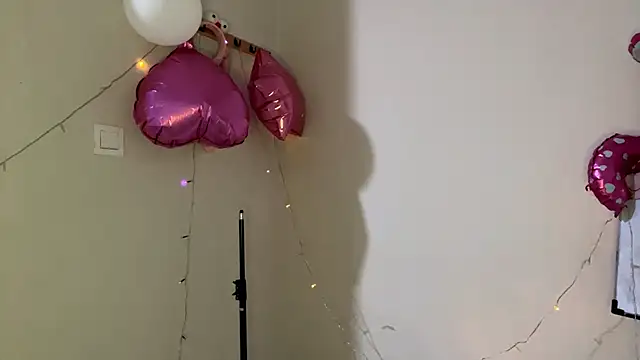 CarollFalick online show from November 4, 2025, 1:37 pm