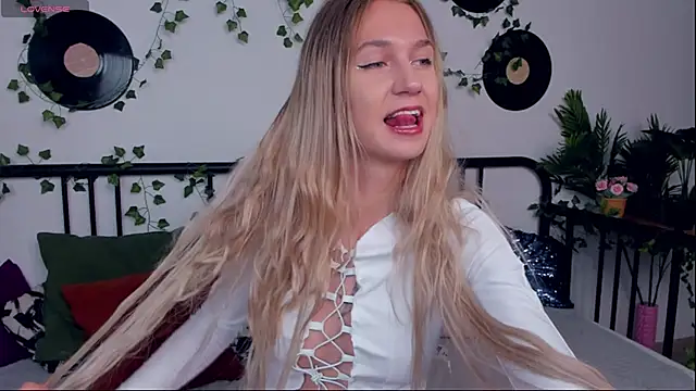 SerenaCrystall online show from October 2, 2025, 10:51 am