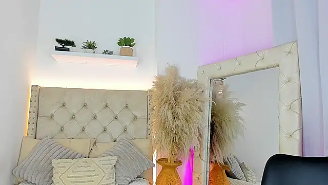 mia juicy  online show from October 9, 2025, 8:42 pm