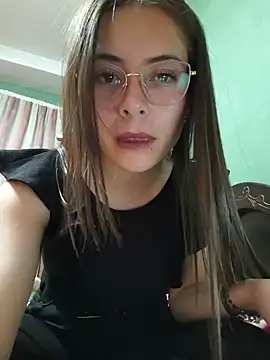 Snapshot of EmmaValencia_ chatting on November 19, 2025, 5:18 am EmmaValencia online show from November 19, 2025, 5:18 am