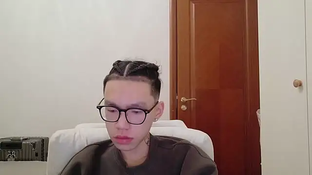 hangzi-0011 online show from October 9, 2025, 9:43 am