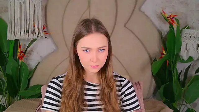 OliviaLay online show from November 17, 2025, 9:57 am