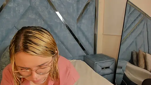 Eily Blunts online show from November 25, 2025, 1:11 pm