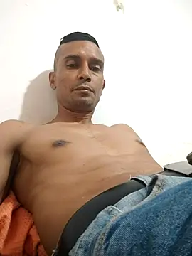 exotico2323 online show from April 4, 2026, 8:26 pm